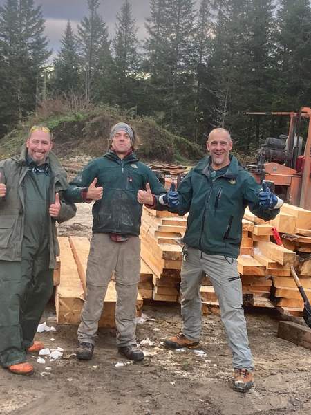 Planches de bois fraîchement sciées